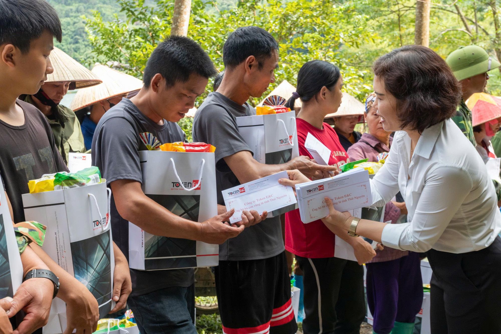 Ms. Phan Thi Nhu Quynh presents relief gifts to flood-affected residents.